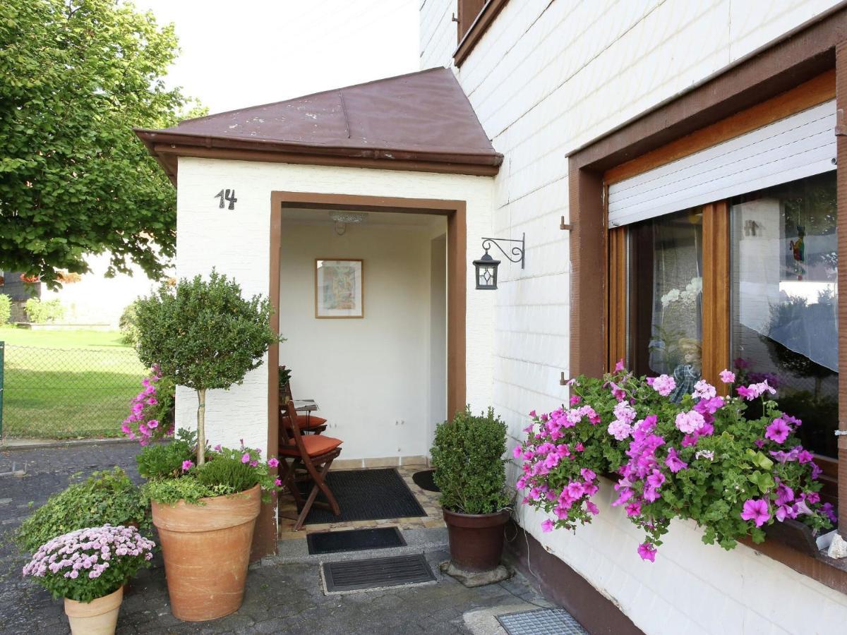 Apartment With Terrace And Pool In The Garden Pracht Eksteriør billede