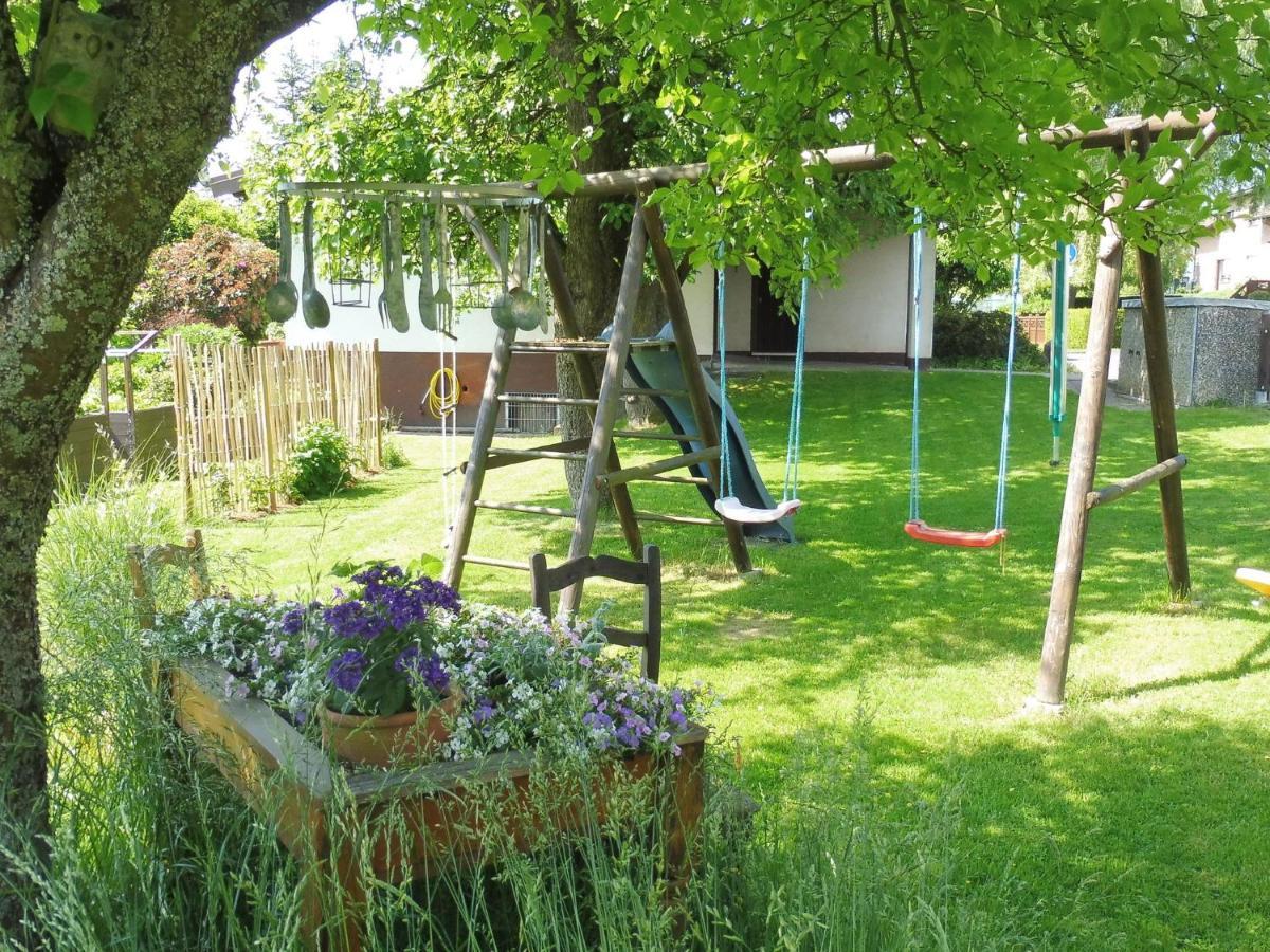 Apartment With Terrace And Pool In The Garden Pracht Eksteriør billede