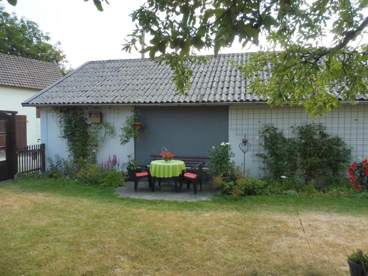 Apartment With Terrace And Pool In The Garden Pracht Eksteriør billede