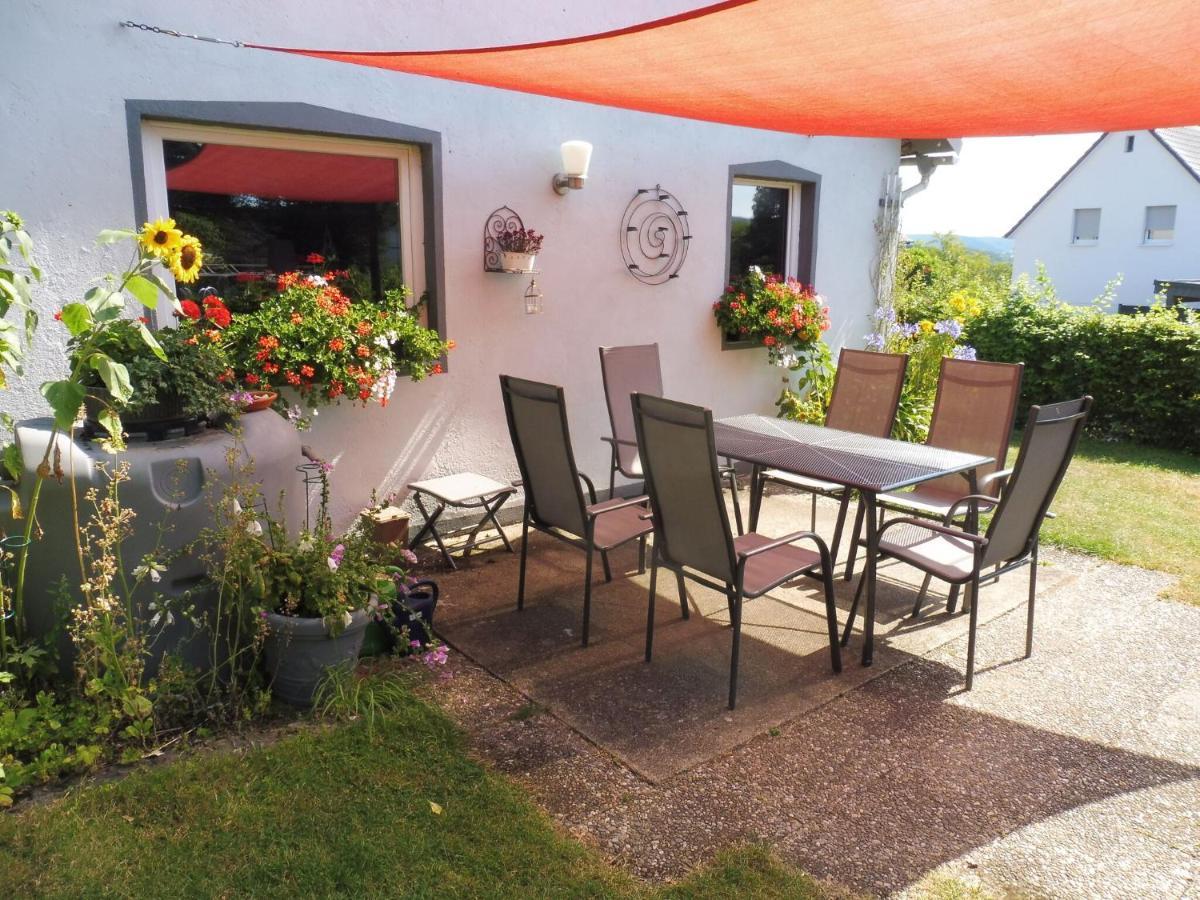 Apartment With Terrace And Pool In The Garden Pracht Eksteriør billede